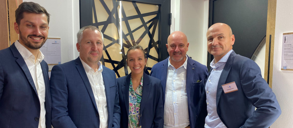 Rehau Window Solutions, Volma et Vitrumglass coopèrent dans le développement et la distribution de porte d’entrée